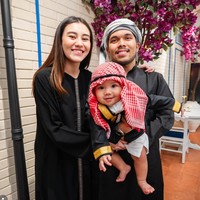 Gaya Kompak Aaliyah Massaid dan Keluarga saat Bukber, Ala Timur Tengah