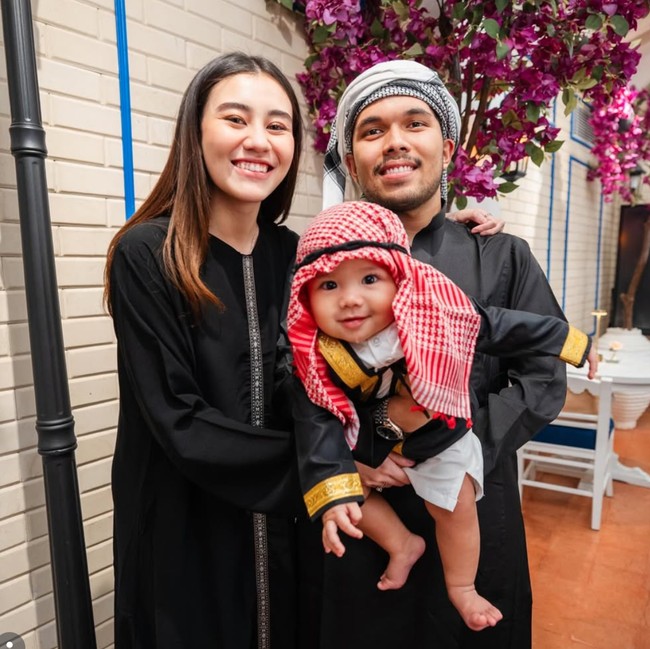 Gaya Kompak Aaliyah Massaid dan Keluarga saat Bukber, Ala Timur Tengah