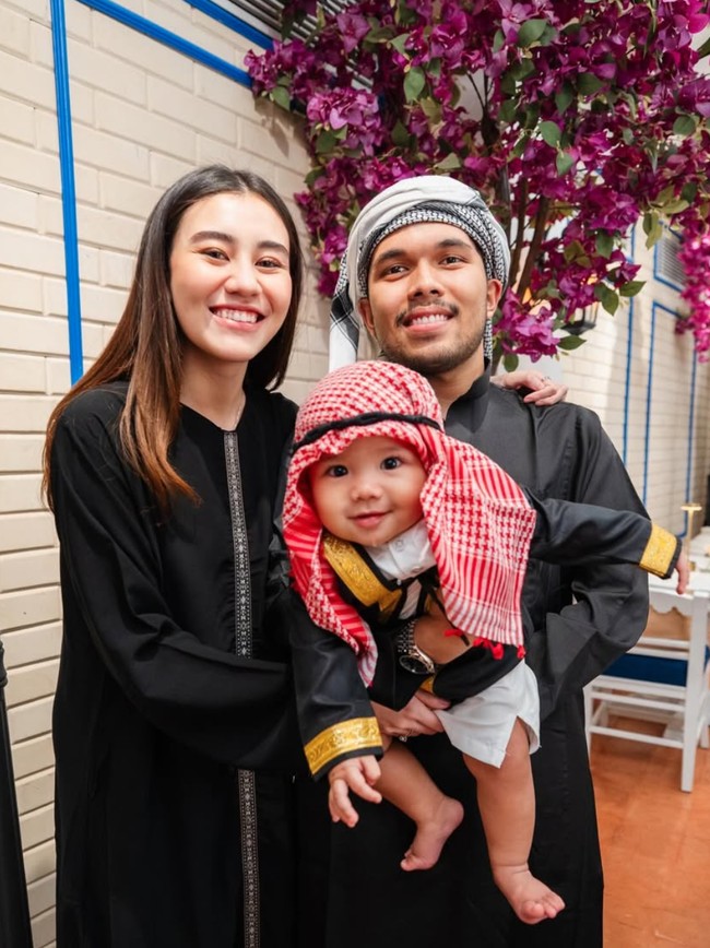 Gaya Kompak Aaliyah Massaid dan Keluarga saat Bukber, Ala Timur Tengah