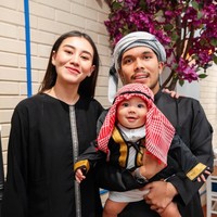 Tampil natural, Aaliyah juga terlihat hanya memulas wajahnya dengan riasan minimalis. Kulit tampak glowing dengan sentuhan blush tipis, alis rapi, serta lipstik bernuansa nude yang membuat tampilannya terlihat segar dan effortless. Foto: Instagram/@thariqhalilintar