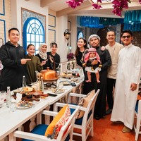 Yang tak kalah curi atensi ialah penampilan sang anak, baby Arash. Sang buah hati tampil menggemaskan dengan busana hitam beraksen emas di bagian lengan. Dipadukan dengan penutup kepala motif merah putih khas Timur Tengah. Foto: Instagram/@thariqhalilintar