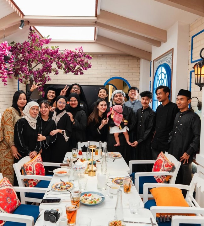 Penampilan baby Arash kompak dengan sang ayah yang juga mengenakan penutup kepala bergaya Timur Tengah. Foto: Instagram/@thariqhalilintar