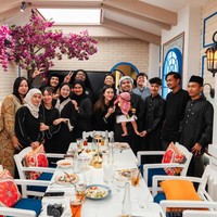 Penampilan baby Arash kompak dengan sang ayah yang juga mengenakan penutup kepala bergaya Timur Tengah. Foto: Instagram/@thariqhalilintar