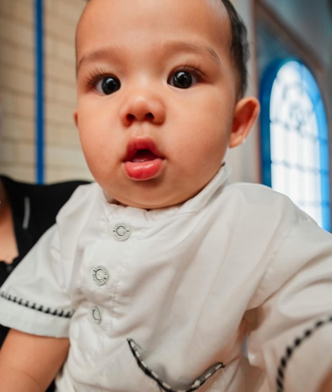 Dengan wajah lucu dan pipi gembul, baby Arash berhasil bikin banyak netizen ikut gemas. anak kalian sih…. gemeesnyaaaa, tulis salah satu komentar. gemesss bgtt si bayikkkk, komentar lain. Foto: Instagram/@thariqhalilintar