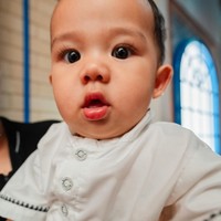 Dengan wajah lucu dan pipi gembul, baby Arash berhasil bikin banyak netizen ikut gemas. anak kalian sih…. gemeesnyaaaa, tulis salah satu komentar. gemesss bgtt si bayikkkk, komentar lain. Foto: Instagram/@thariqhalilintar