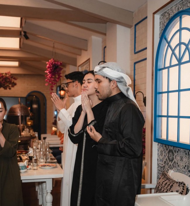 Berdiri berdampingan, penampilan Aaliyah dan Thariq tampak serasi. Thriq sendiri terlihat tampil dengan jubah hitam panjang dengan desain minimalis. Foto: Instagram/@thariqhalilintar