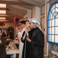 Berdiri berdampingan, penampilan Aaliyah dan Thariq tampak serasi. Thriq sendiri terlihat tampil dengan jubah hitam panjang dengan desain minimalis. Foto: Instagram/@thariqhalilintar