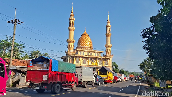 Kemacetan panjang di Pasar Buah Ranuyoso, Kabupaten Lumajang.