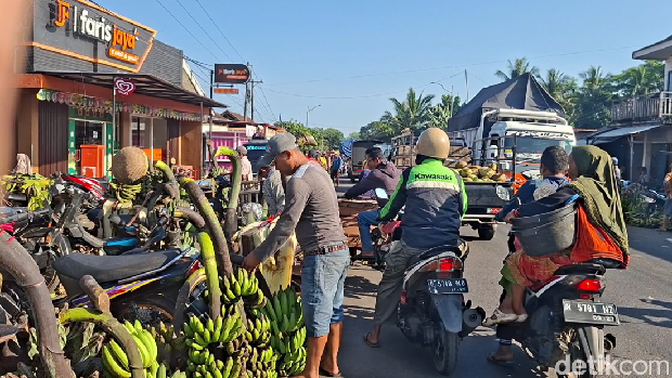 Kemacetan panjang di Pasar Buah Ranuyoso, Kabupaten Lumajang. Kemacetan panjang di Pasar Buah Ranuyoso, Kabupaten Lumajang.