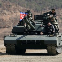 Gadis 14 tahun itu juga mulai rutin mendampingi Kim Jong-un saat menghadiri peluncuran rudal, mengunjungi pangkalan militer, mengamati latihan pasukan, hingga menaiki tank. Dalam beberapa kesempatan, Kim Jong-un terlihat menjelaskan langsung berbagai perlengkapan militer kepada putrinya. Foto: AFP/STR