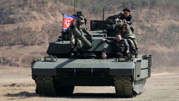Kim Jong Un dan Putrinya Uji Coba Tank Baru Korut Foto ini diambil pada 19 Maret 2026 dan dirilis oleh Kantor Berita Pusat Korea (KCNA) resmi Korea Utara melalui KNS pada 20 Maret 2026, menunjukkan pemimpin Korea Utara Kim Jong Un dan putrinya Kim Ju Ae menaiki tank selama kunjungan mereka ke Pangkalan Pelatihan Pyongyang No. 60 di bawah Korps Pertahanan Kota Ibu Kota Angkatan Darat Korea Utara.
