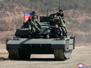 Full Senyum! Kim Jong Un Kini Ajak Putrinya Uji Coba Tank Baru Korut