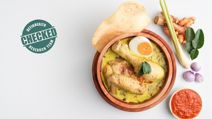 Lontong opor ayam is an Indonesian traditional dish usually served during eid Mubarak, Eid al Fitr holiday celebration with Ketupat Lebaran or rice cake dumpling and sambal chili sauce. Foto: Getty Images/Rizky Ade Jonathan