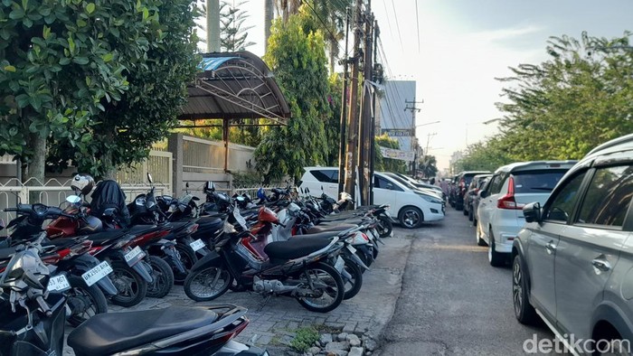Kondisi parkir di Jalan Thamrin Medan saat Salat Id jemaah Muhammadiyah. (Rechtin Hani Ritonga/detikSumut)