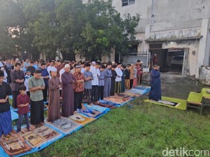 Haru, Ratusan Korban Lumpur Lapindo Salat Id di Depan Tanggul Porong