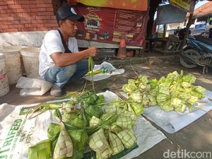 Kisah Kosim, dari Tukang Las Jadi Penjual Ketupat Dadakan di Cirebon