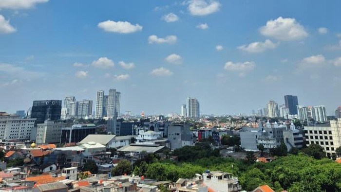Langit Jakarta saat libur Lebaran.