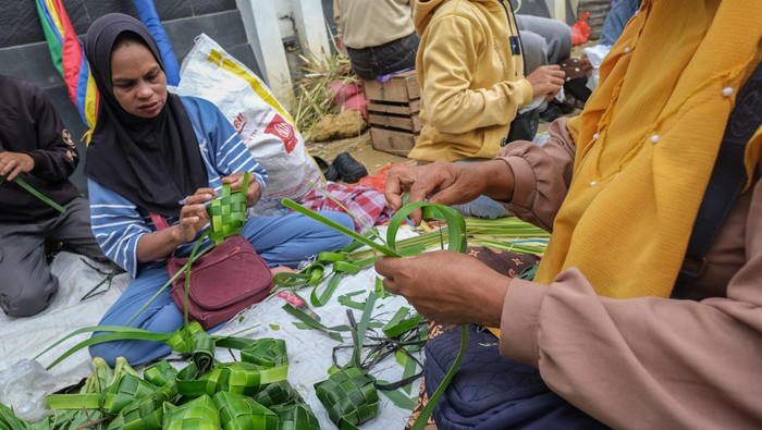 Warga membeli kulit ketupat berbahan daun pandan di Pasar Korem Kendari, Kota Kendari, Sulawesi Tenggara, Jumat (20/3/2026). Memasuki H-1 hari raya Idul Fitri 1447 Hijriah, penjualan kulit ketupat berbahan daun pandan di wilayah itu mengalami peningkatan hingga 500 buah per hari dari sebelumnya hanya 200 per hari dan menyebabkan kenaikan harga dari Rp20 ribu menjadi Rp30-Rp40 ribu per ikat berisi 10 buah. ANTARA FOTO/Andry Denisah/foc.