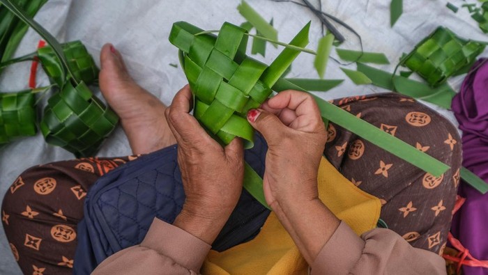 Warga membeli kulit ketupat berbahan daun pandan di Pasar Korem Kendari, Kota Kendari, Sulawesi Tenggara, Jumat (20/3/2026). Memasuki H-1 hari raya Idul Fitri 1447 Hijriah, penjualan kulit ketupat berbahan daun pandan di wilayah itu mengalami peningkatan hingga 500 buah per hari dari sebelumnya hanya 200 per hari dan menyebabkan kenaikan harga dari Rp20 ribu menjadi Rp30-Rp40 ribu per ikat berisi 10 buah. ANTARA FOTO/Andry Denisah/foc.