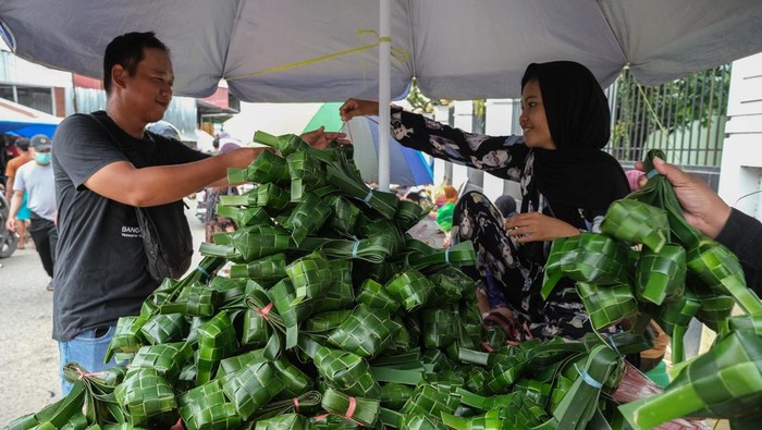 Warga membeli kulit ketupat berbahan daun pandan di Pasar Korem Kendari, Kota Kendari, Sulawesi Tenggara, Jumat (20/3/2026). Memasuki H-1 hari raya Idul Fitri 1447 Hijriah, penjualan kulit ketupat berbahan daun pandan di wilayah itu mengalami peningkatan hingga 500 buah per hari dari sebelumnya hanya 200 per hari dan menyebabkan kenaikan harga dari Rp20 ribu menjadi Rp30-Rp40 ribu per ikat berisi 10 buah. ANTARA FOTO/Andry Denisah/foc.
