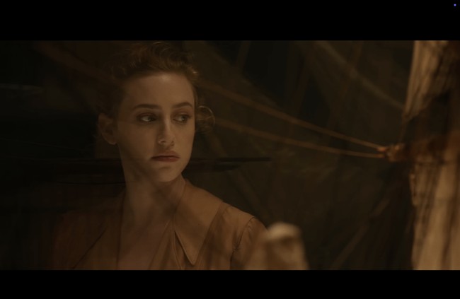 Lili Reinhart tampil mencuri perhatian sebagai model video klip terbaru BTS, Swim. Comeback ini telah dinantikan para ARMY yang menunggu BTS comeback selama kurang lebih empat tahun. Foto: dok. HYBE Labels