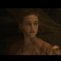 Lili Reinhart tampil mencuri perhatian sebagai model video klip terbaru BTS, Swim. Comeback ini telah dinantikan para ARMY yang menunggu BTS comeback selama kurang lebih empat tahun. Foto: dok. HYBE Labels