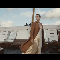 Video klip dimulai dengan adegan Lili Reinhart melihat sebuah kapal di museum, lalu terbangun di kapal yang dikendalikan ketujuh personel BTS, RM, Jin, Suga, J-Hope, Jimin, V, dan Jungkook. Foto: dok. HYBE Labels