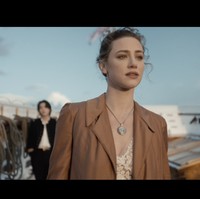 Sepanjang perjalanan, karakter Lili Reinhart menghadapi keraguan dan kesedihan. Namun, ada personel BTS hadir sebagai support system. Foto: dok. HYBE Labels