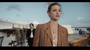 Ini potret Lili Reinhart dalam bintang MV Swim, lagu terbaru BTS yang baru saja diluncurkan. Lagu utama ini bergenre pop alternatif ceria.  Foto: dok. HYBE Labels