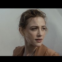 7 Pesona Lili Reinhart, Bintang Riverdale Jadi Model Video Klip BTS Swim