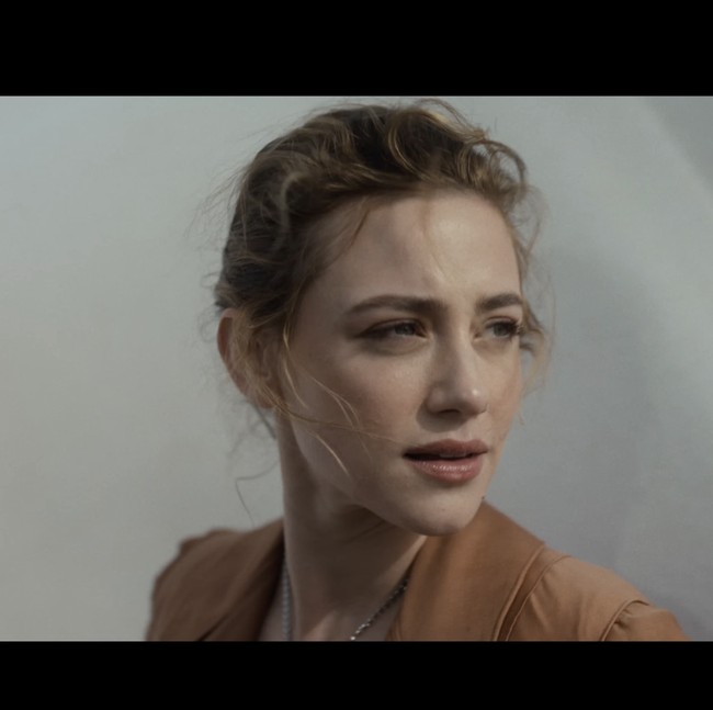 7 Pesona Lili Reinhart, Bintang Riverdale Jadi Model Video Klip BTS Swim