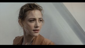 Lili Reinhart vokal bicara soal ketidakadilan rasial setelah George Floyd yang meninggal dalam tahanan polisi Minneapolis, AS. Ia mengecam insiden tersebut di Twitter. Foto: dok. HYBE Labels