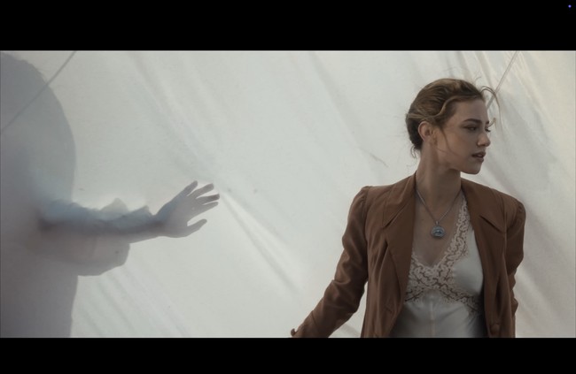 Penampilan aktris yang populer lewat serial Riverdale ini menghadirkan suasana dramatis dan emosional untuk video klip lagu terbaru BTS. Foto: dok. HYBE Labels