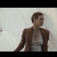 Penampilan aktris yang populer lewat serial Riverdale ini menghadirkan suasana dramatis dan emosional untuk video klip lagu terbaru BTS. Foto: dok. HYBE Labels