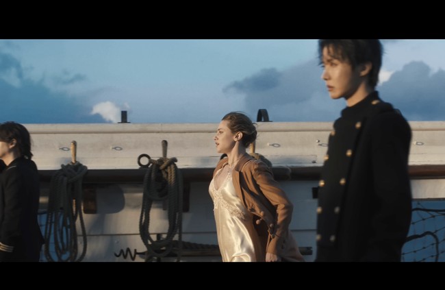 Setelah video klip Swim rilis, Lili Reinhart langsung membagikan konten bersama ketujuh personel BTS yang tampak berpose bak patung di atas kapal. “Bisakah kalian memperhatikan teman-temanku sebentar?” ujarnya. Foto: dok. HYBE Labels