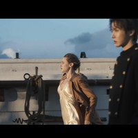 Setelah video klip Swim rilis, Lili Reinhart langsung membagikan konten bersama ketujuh personel BTS yang tampak berpose bak patung di atas kapal. “Bisakah kalian memperhatikan teman-temanku sebentar?” ujarnya. Foto: dok. HYBE Labels