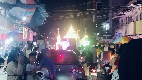 Miniatur masjid hiasi pawai takbiran di Dompu, NTB, Jumat (20/3/2026) malam. (Faruk/detikBali)