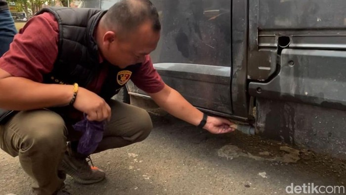 Mobil pikap yang dimodifikasi untuk timbun BBM diamankan polisi.