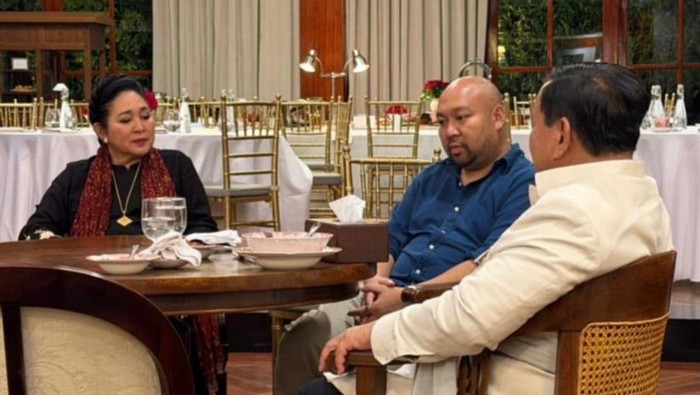 Momen Prabowo semeja bareng Titiek dan Didit.