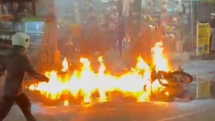 Motor terbakar di Jalan Hayam Wuruk, Kecamatan Kaliwates, Jember
