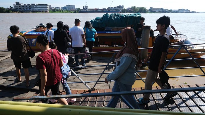 Sejumlah penumpang mengantre untuk menaiki kapal cepat atau speed boat rute Pontianak-Sukadana di Pelabuhan Kapuas Besar, Pontianak, Kalimantan Barat, Jumat (20/3/2026). Speed boat rute Pontianak menuju Kecamatan Sukadana, Kabupaten Kayong Utara menjadi pilihan transportasi sungai bagi masyarakat yang hendak mudik ke kampung halaman atau berlibur saat Lebaran Idul Fitri 1447 Hijriah dengan tarif tiket Rp300 ribu per orang dan waktu tempuh sekitar 4,5 jam. ANTARA FOTO/Jessica Wuysang/foc.