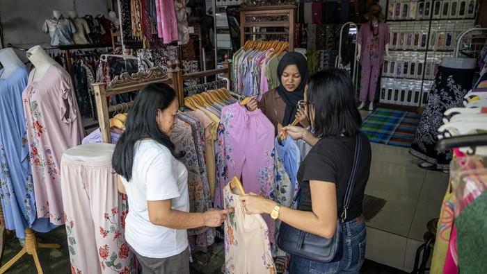 Pengunjung memilih baju batik di Pasar grosir Batik Setono, Pekalongan, Jawa Tengah, Jumat (20/3/2026). Pedagang pasar setempat mencatat terdapat kenaikan omzet penjualan hingga 50 persen lebih dalam tujuh hari terakhir dari Rp2 juta per hari menjadi Rp5-6 juta per harinya dimana peningkatan tersebut didorong banyaknya pemudik yang mampir berbelanja selama arus mudik. ANTARA FOTO/Bayu Pratama S/agr
