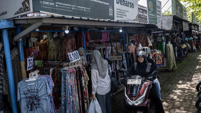 Pengunjung memilih baju batik di Pasar grosir Batik Setono, Pekalongan, Jawa Tengah, Jumat (20/3/2026). Pedagang pasar setempat mencatat terdapat kenaikan omzet penjualan hingga 50 persen lebih dalam tujuh hari terakhir dari Rp2 juta per hari menjadi Rp5-6 juta per harinya dimana peningkatan tersebut didorong banyaknya pemudik yang mampir berbelanja selama arus mudik. ANTARA FOTO/Bayu Pratama S/agr