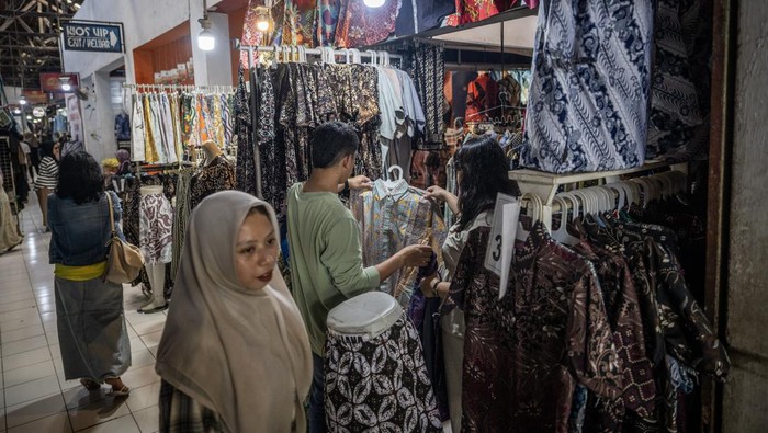 Pengunjung memilih baju batik di Pasar grosir Batik Setono, Pekalongan, Jawa Tengah, Jumat (20/3/2026). Pedagang pasar setempat mencatat terdapat kenaikan omzet penjualan hingga 50 persen lebih dalam tujuh hari terakhir dari Rp2 juta per hari menjadi Rp5-6 juta per harinya dimana peningkatan tersebut didorong banyaknya pemudik yang mampir berbelanja selama arus mudik. ANTARA FOTO/Bayu Pratama S/agr