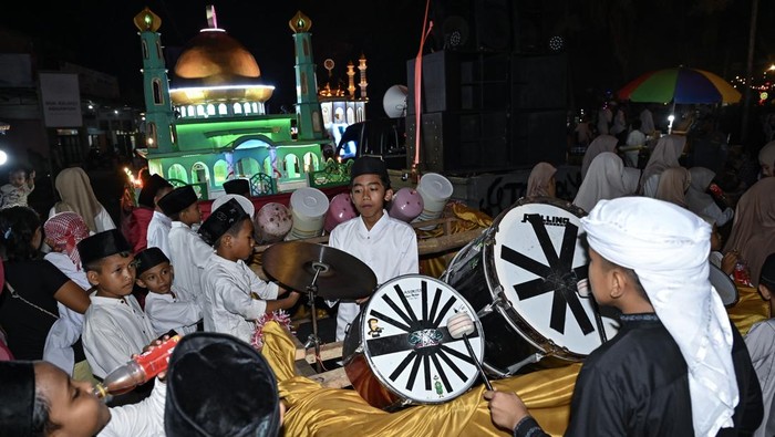 Anak-anak memukul drum saat takbir keliling di kawasan kota tua Ampenan, Mataram, NTB, Jumat (20/3/2026). Kegiatan tersebut diselenggarakan dalam rangka menyambut Hari Raya Idul Fitri 2026 yang jatuh pada hari Sabtu (21/3). ANTARA FOTO/Ahmad Subaidi/agr