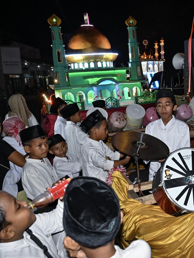 Pawai Takbir Keliling Semarakkan Malam Lebaran di Ampenan