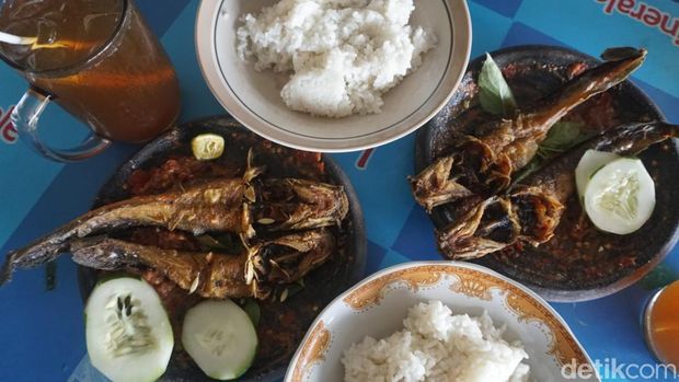 Pecel Lele Warung Bu Nita di Jombang.