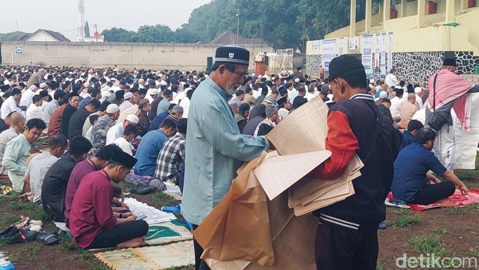 Pedagang balon dan alas plastik getol berjualan di kala warga melaksanakan Salat Idulfitri