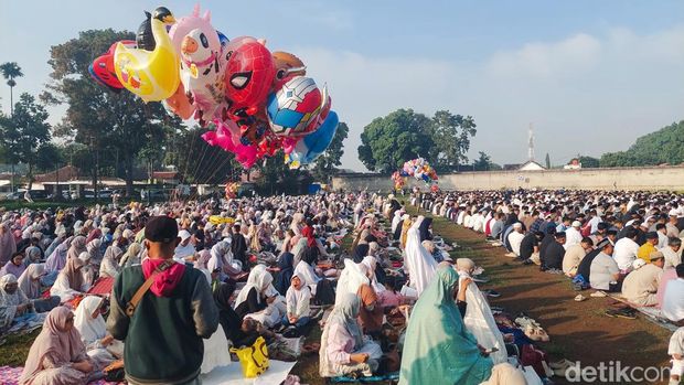 Pedagang balon dan alas plastik getol berjualan di kala warga melaksanakan Salat Idulfitri
