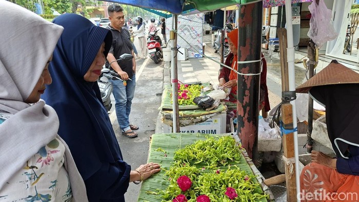 Pedagang bunga di sekitar Pasar Kota Bojonegoro melayani pembeli menjelang Lebaran, Jumat (20/3/2026).